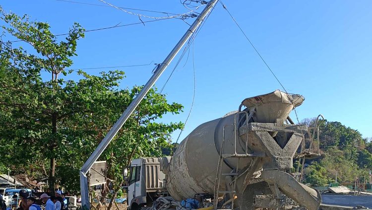 Brownout sa buong Santa Fe, naranasan dahil sa sumalpok na mixer sa poste ng TIELCO