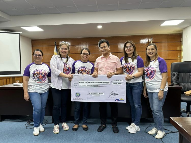 P1.6M ipinamahagi ng Prov’t Gov’t sa mga asosasyon ng mga kababaihan