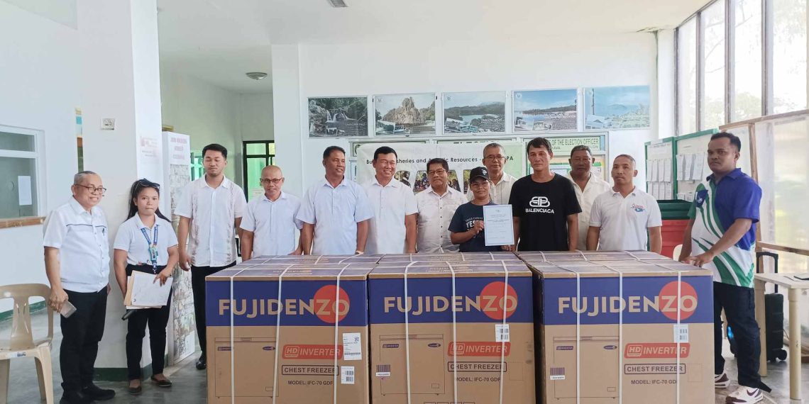 BFAR-SAAD awards chest freezers to fisherfolk in Calatrava