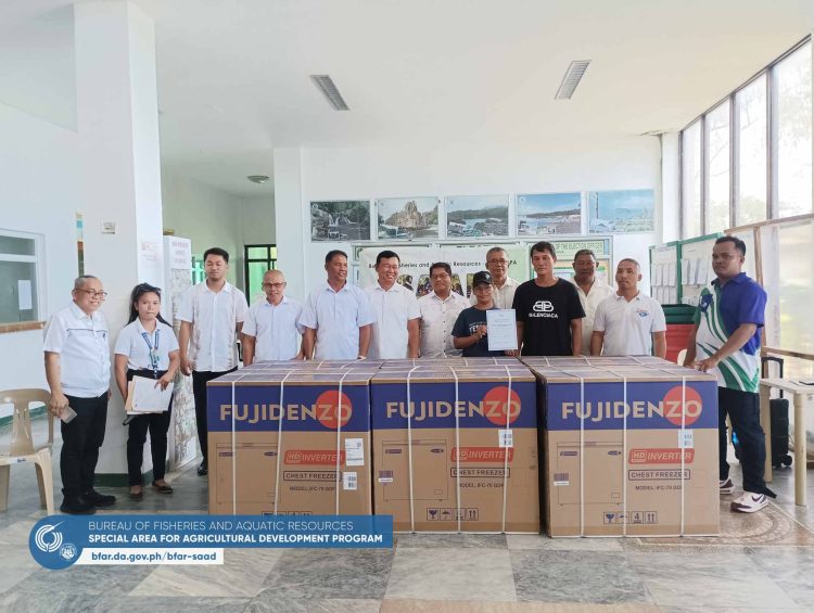 BFAR-SAAD awards chest freezers to fisherfolk in Calatrava