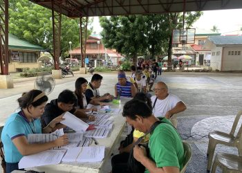 DSWD Romblon distributes AKAP cash assistance to minimum wage earners