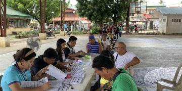 DSWD Romblon distributes AKAP cash assistance to minimum wage earners