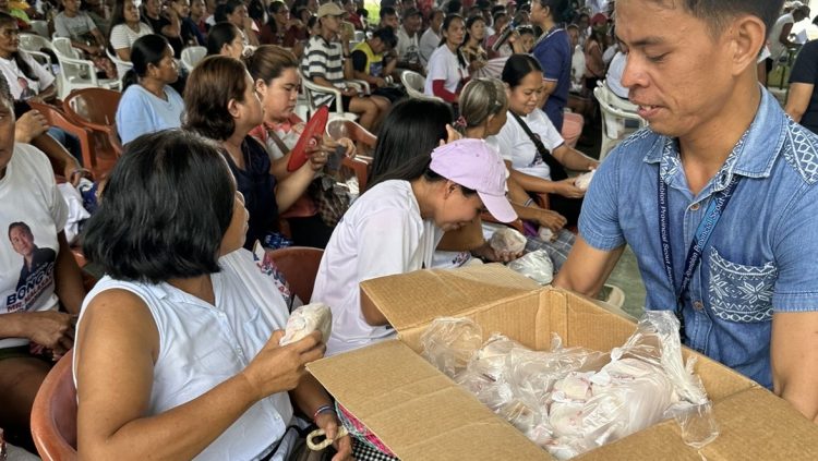 Senator Bong Go’s Malasakit team provides assistance to displaced workers in Romblon