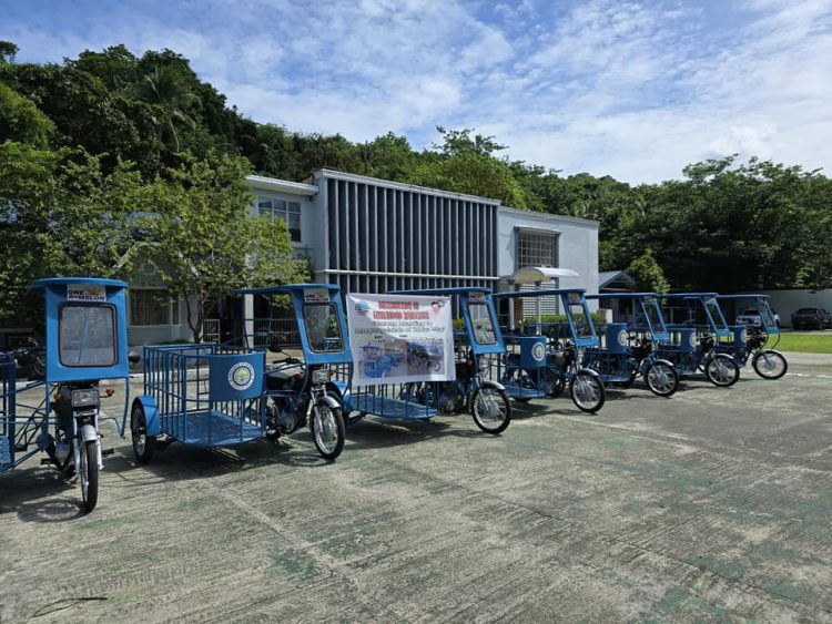 Provincial gov’t distributes ‘garong’ to garbage traders in Tablas Island