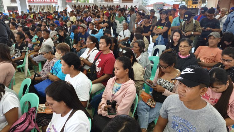 Low-income earners in Romblon receives aid from DSWD