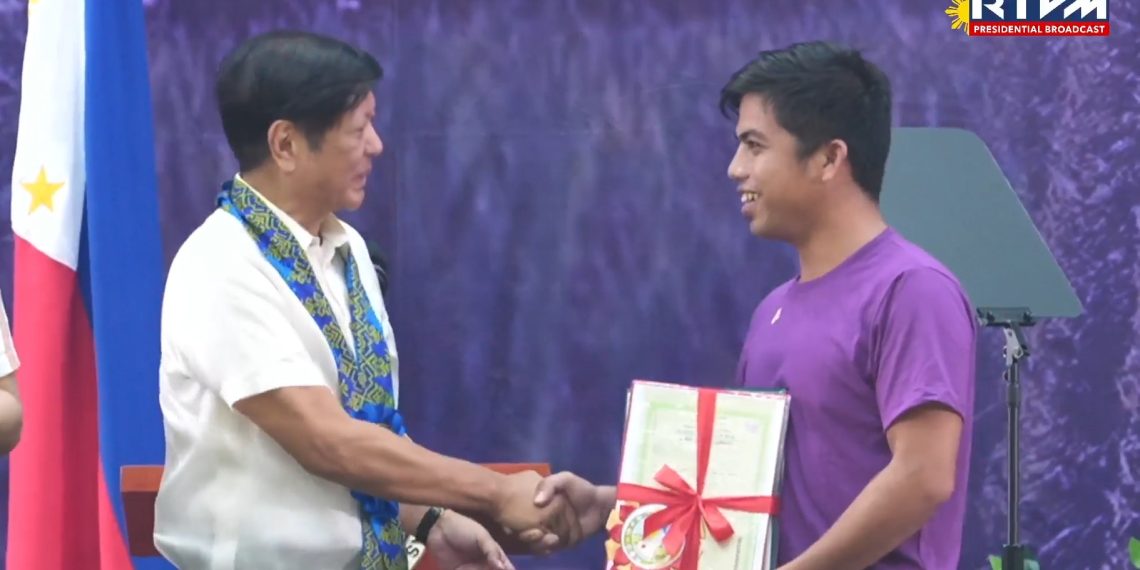 1,217 agrarian reform beneficiaries receive titles in Coron, Busuanga