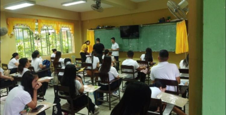 Halos 400 Romblomanon sumalang sa licensure exam para sa mga guro