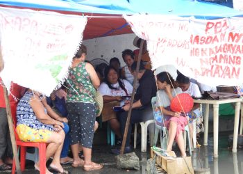 Mga vendors sa labas ng Batangas Port, nagbabarikada