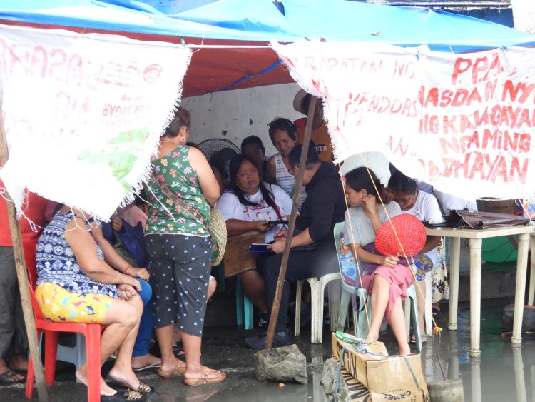 Mga vendors sa labas ng Batangas Port, nagbabarikada