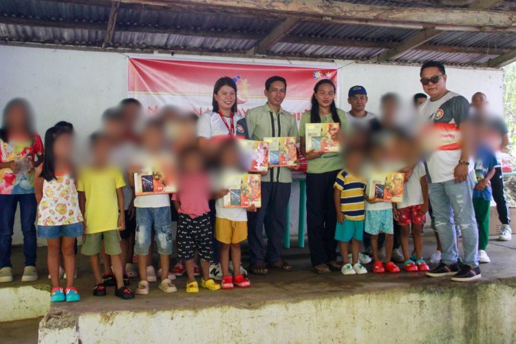 Mahigit 20 mag-aaral sa IP school sa Odiongan, binigyan ng maagang pamasko ng PCSO