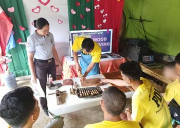 Carving A New Path: PDLs in Romblon learn wood carving