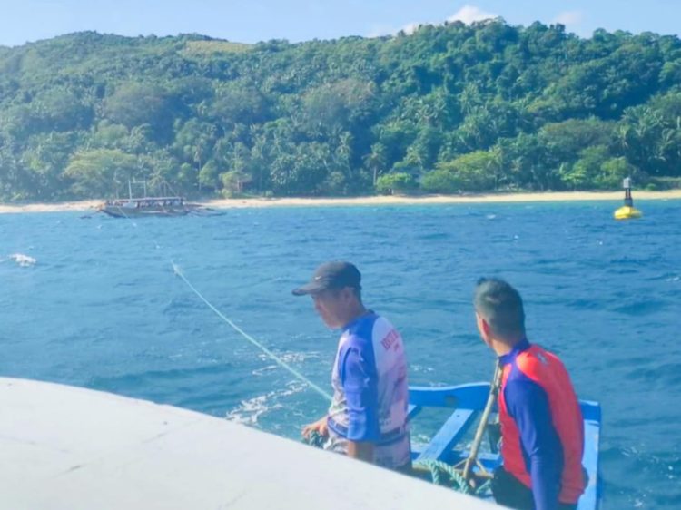 24 Pasahero ng nasirang bangka, nailigtas ng Philippine Coast Guard sa Romblon