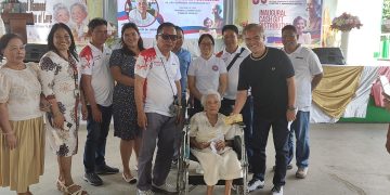 Centenarian in Romblon receives cash gift from government along with 12 other senior citizens