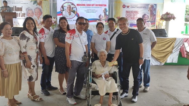 Centenarian in Romblon receives cash gift from government along with 12 other senior citizens