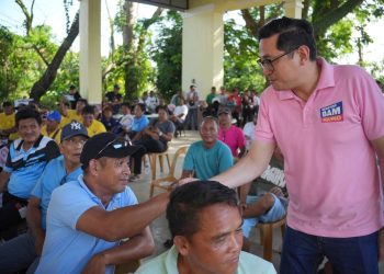 Aquino nangakong isusulong ang suweldo at benepisyo ng barangay tanod at health workers