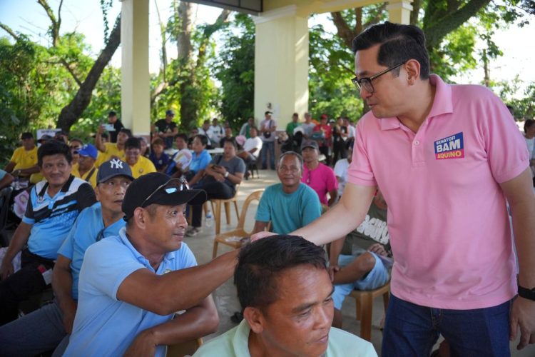 Aquino nangakong isusulong ang suweldo at benepisyo ng barangay tanod at health workers