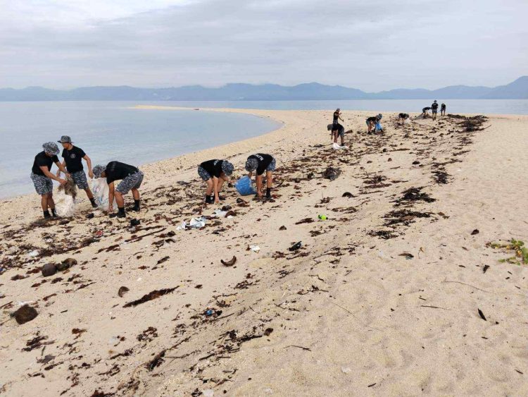 BJMP personnel nanguna sa paglilinis ng sikat na Bonbon Beach sa Romblon