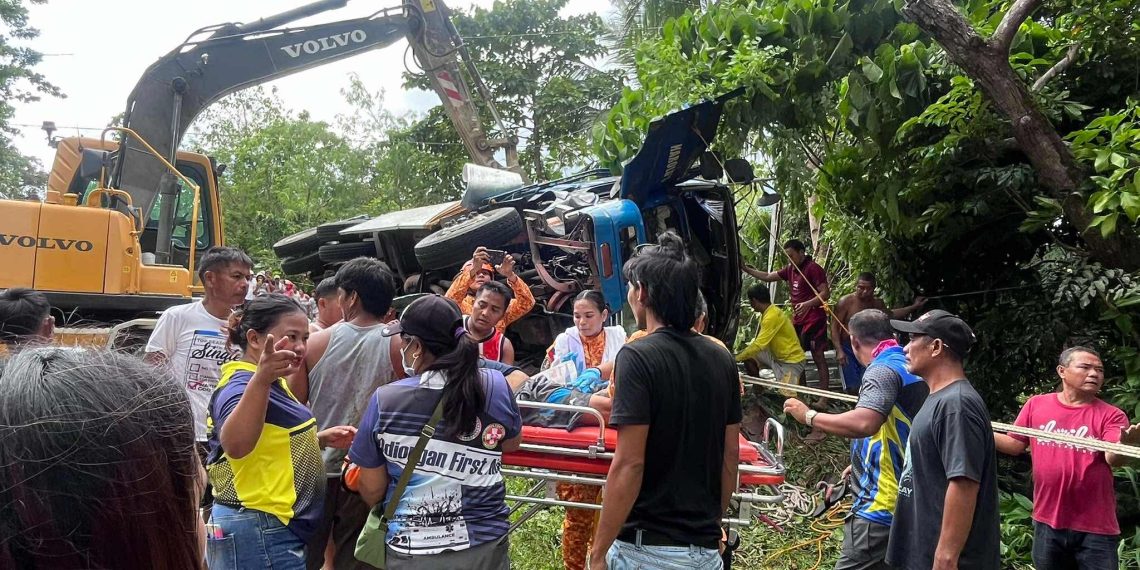 Truck tumagilid sa Odiongan; 3 sugatan