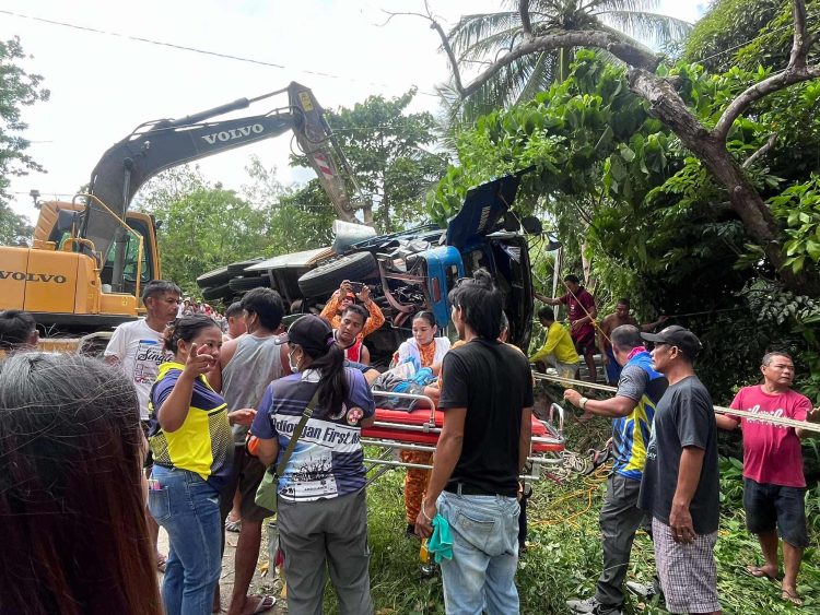 Truck tumagilid sa Odiongan; 3 sugatan