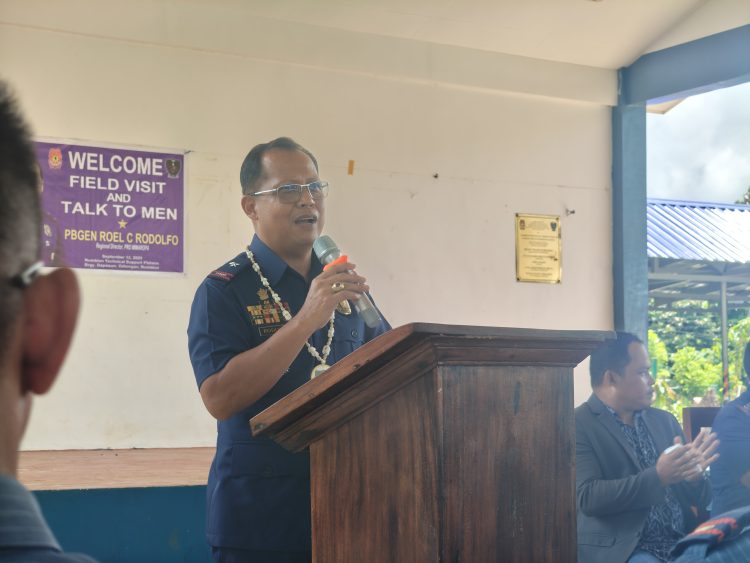 PBGEN Roel Rodolfo bumisita sa Romblon, nagbigay parangal at kagamitan sa mga police