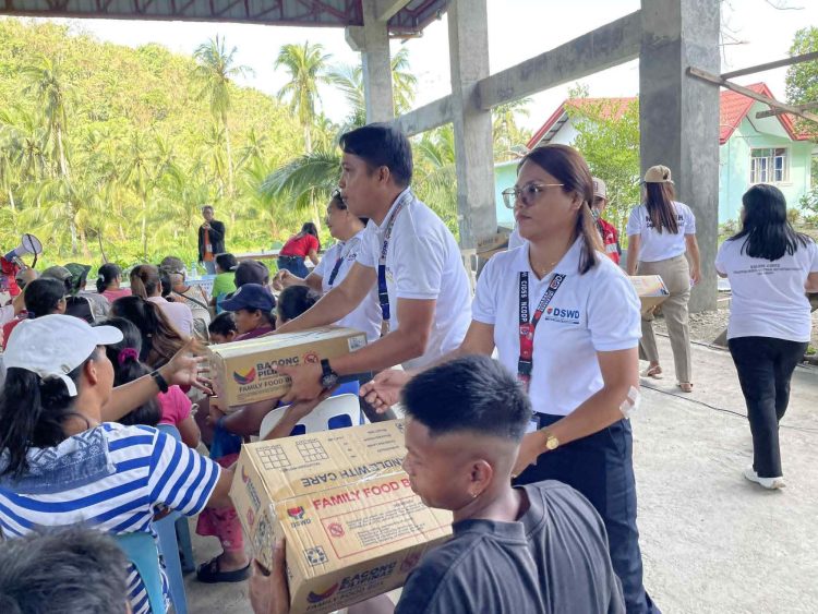Sampung libong family food packs, naipamahagi na ng DSWD
