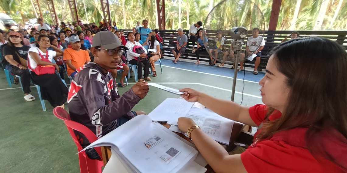 Residente ng Cajidiocan, nakatanggap ng cash assistance mula DSWD matapos ang pananalasa ni ‘Opong’