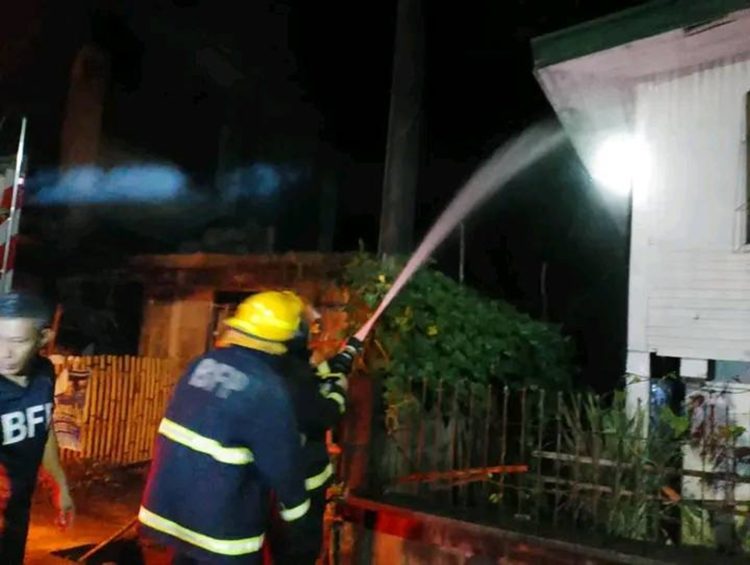 Dalawang bahay sa Santa Fe, nasunog