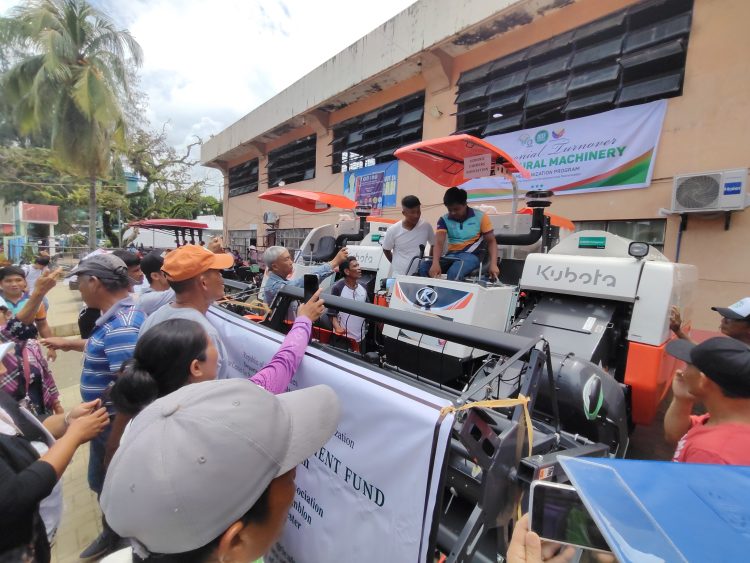 DA, namahagi ng ₱68-M tulong sa mga magsasaka at mangingisda sa Romblon