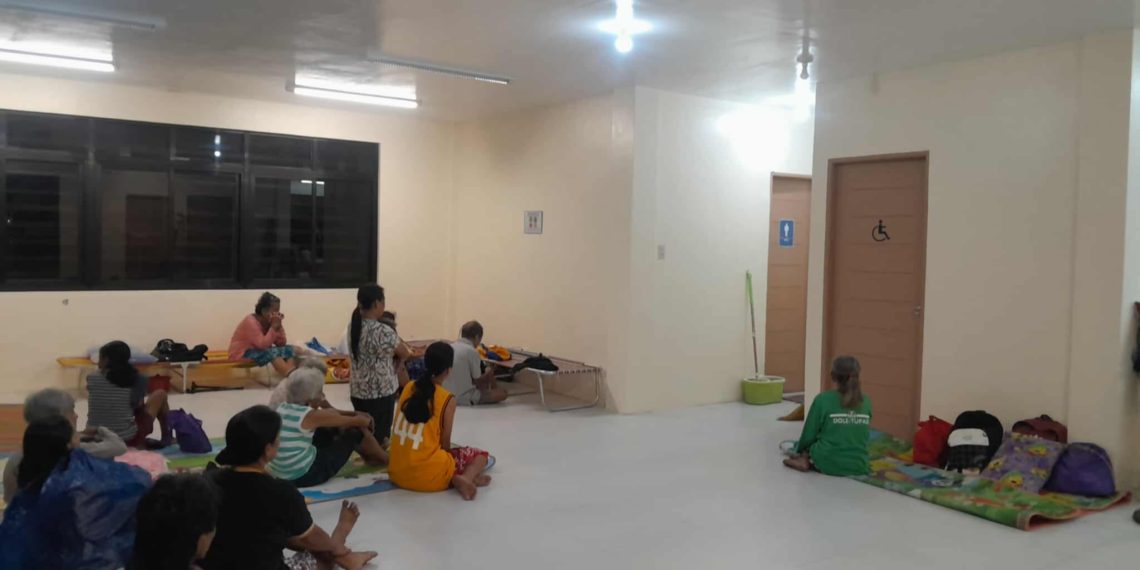 Mahigit 1,500 residente inilikas sa Banton dahil sa Bagyong Uwan