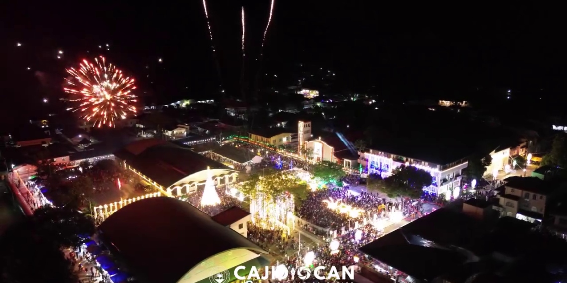 Nagningning ang Cajidiocan sa pagpapailaw ng Giant Christmas Tree