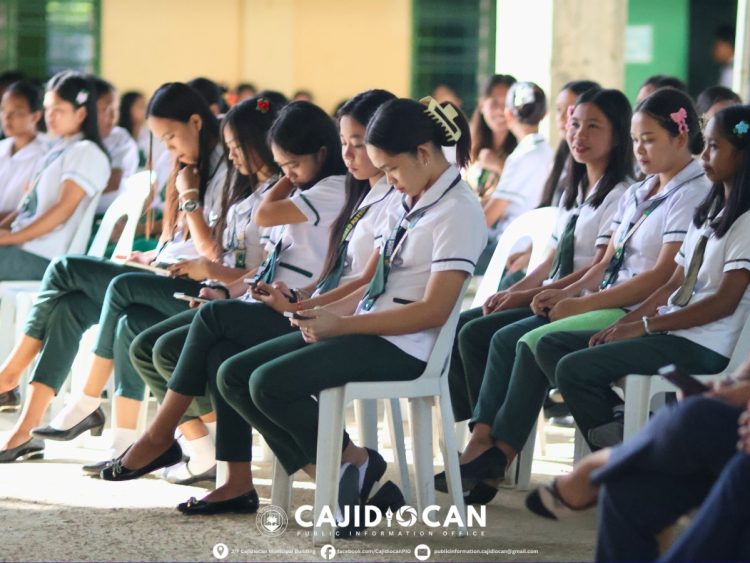 DICT, namahagi ng 2,780 libreng SIM cards sa mga mag-aaral sa Romblon