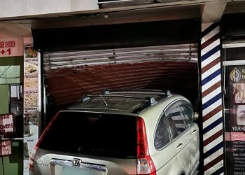 SUV, sumalpok sa roll-up door ng beauty salon sa Odiongan