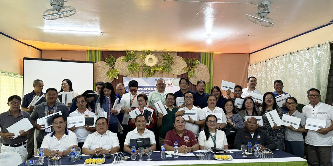 28 tablets, ipinamahagi ng tanggapan ni Cong. Madrona sa DepEd Romblon