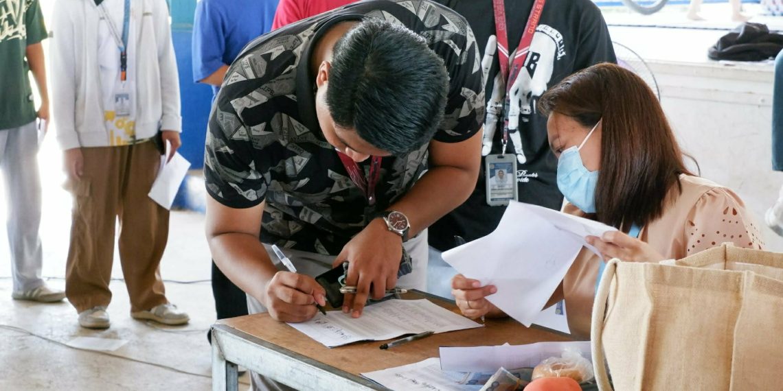 950 graduating SHS students sa Odiongan tumanggap ng educational incentives