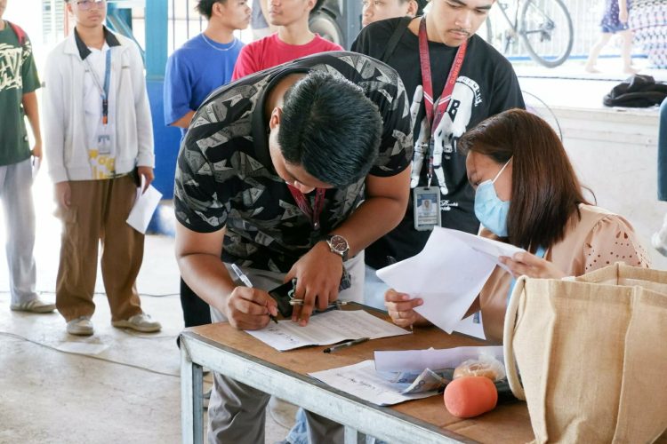 950 graduating SHS students sa Odiongan tumanggap ng educational incentives
