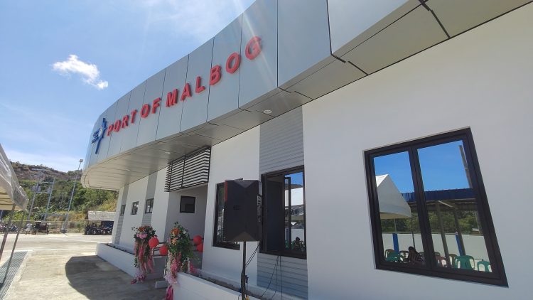 Bagong passenger terminal ng Malbog Port sa Looc, ginagamit na ng mga pasahero