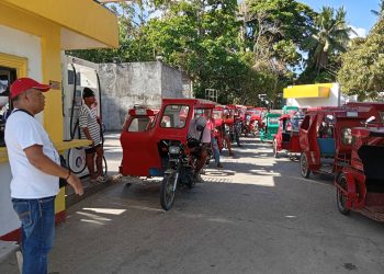 Mahigit 100 tricycle drivers sa Odiongan, nakatanggap ng fuel subsidy mula sa konsehal ng Odiongan