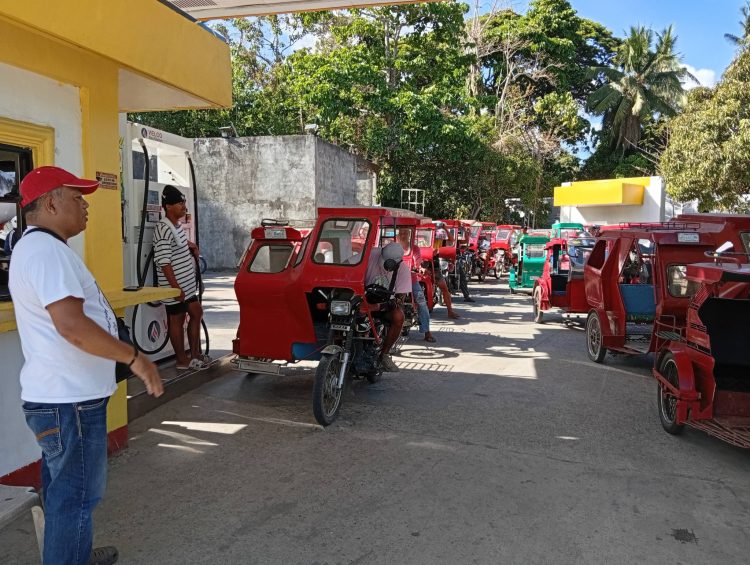 Mahigit 100 tricycle drivers sa Odiongan, nakatanggap ng fuel subsidy mula sa konsehal ng Odiongan