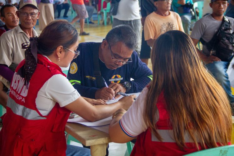 340 tricycle drivers sa Odiongan, tumanggap ng fuel subsidy