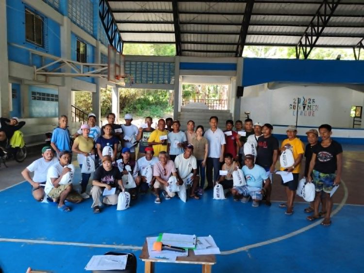 17 mangingisda sa Concepcion tumanggap ng fuel subsidy cards