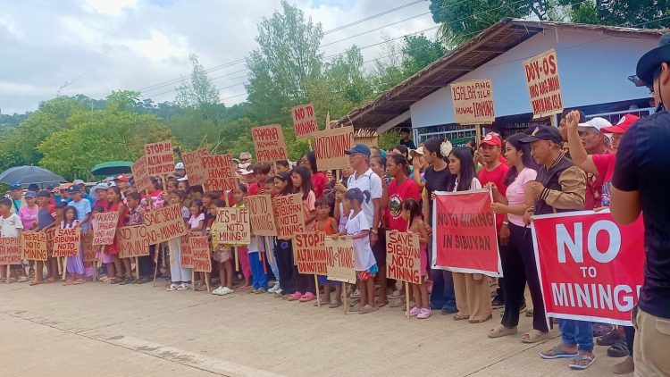 Mga residente ng Sibuyan, nagsagawa ng kilos-protesta laban sa pagmimina