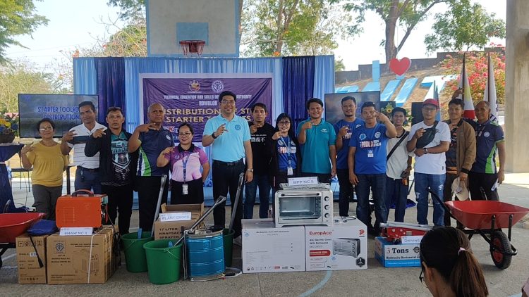 TESDA namahagi ng STEP starter toolkits sa mga scholars sa Romblon