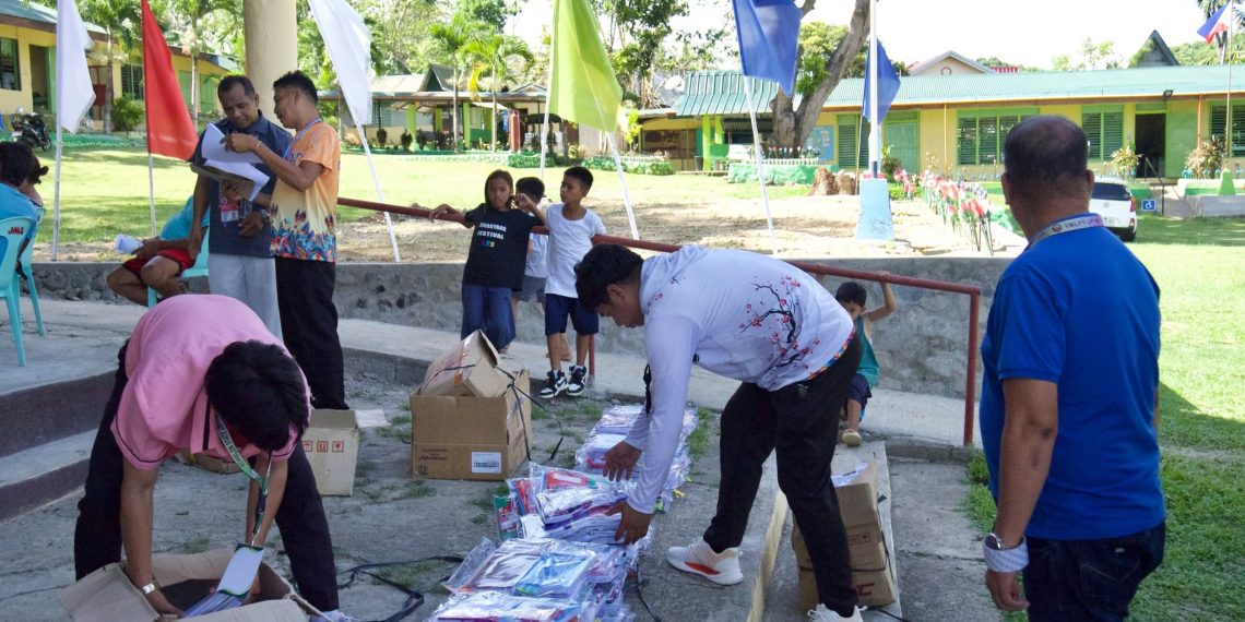 Halos 3,000 mag-aaral sa Looc tumanggap ng libreng school supplies