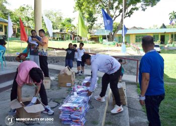 Halos 3,000 mag-aaral sa Looc tumanggap ng libreng school supplies