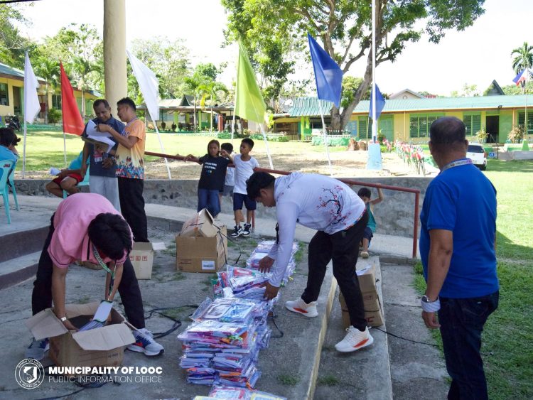 Halos 3,000 mag-aaral sa Looc tumanggap ng libreng school supplies