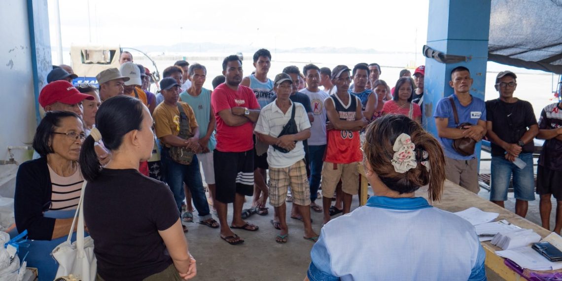 77 mangingisda sa Looc tumanggap ng fuel subsidy, fishing gear at life jackets