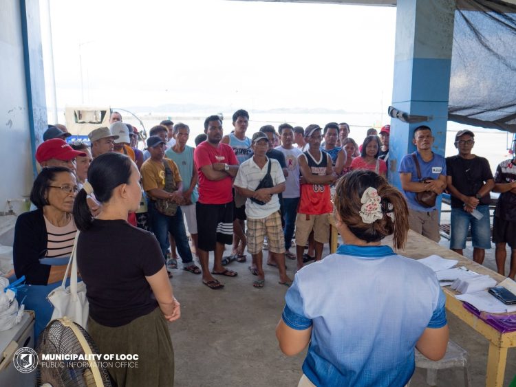 77 mangingisda sa Looc tumanggap ng fuel subsidy, fishing gear at life jackets