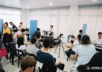 Halos 2,000 Romblomanon nakinabang sa DFA Passport on Wheels