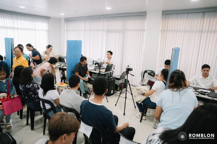Halos 2,000 Romblomanon nakinabang sa DFA Passport on Wheels