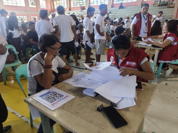 DSWD namahagi ng P5.64-M livelihood aid sa 564 benepisyaryo sa Odiongan